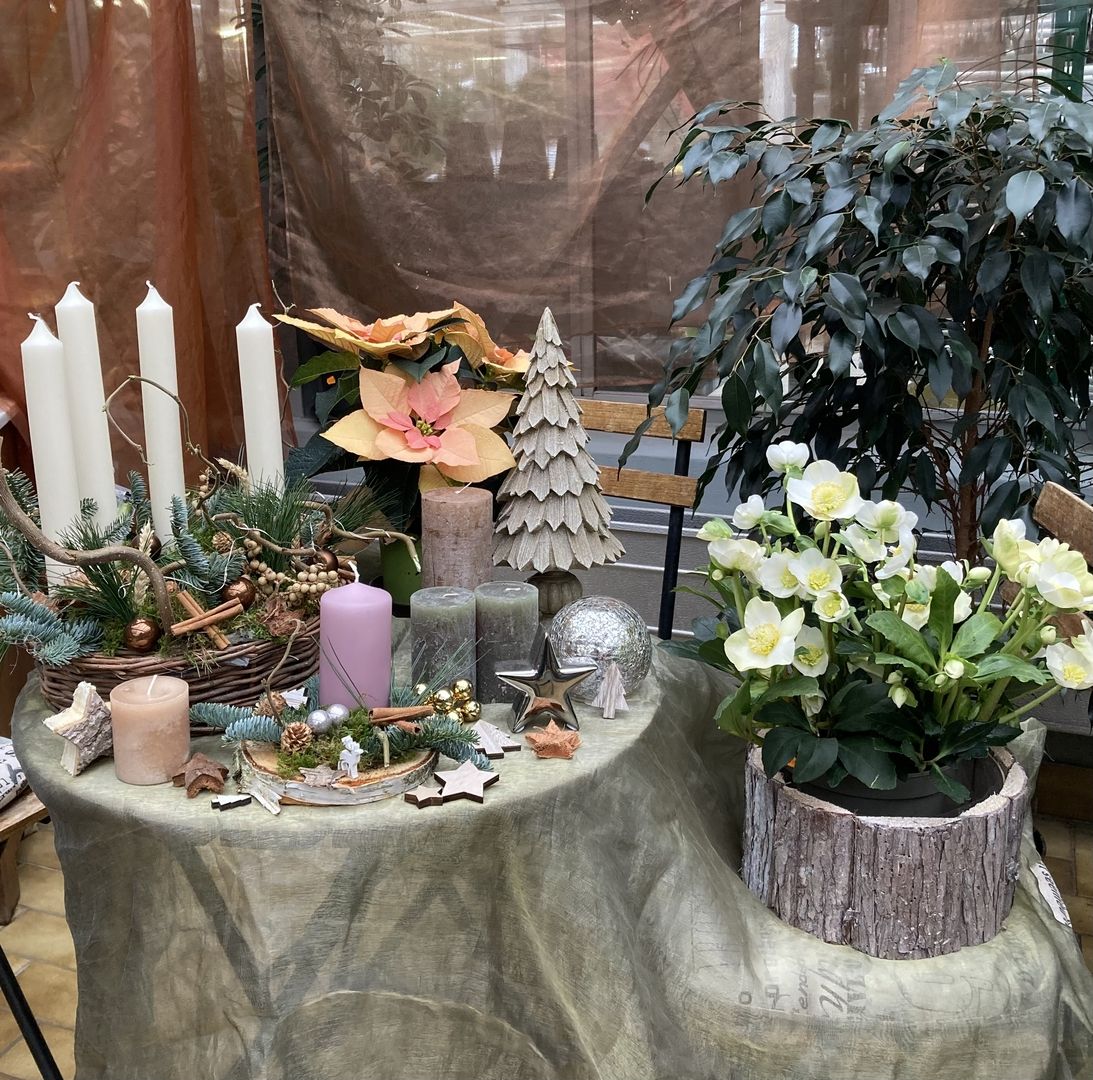 Adventsdekoration und Blumen.