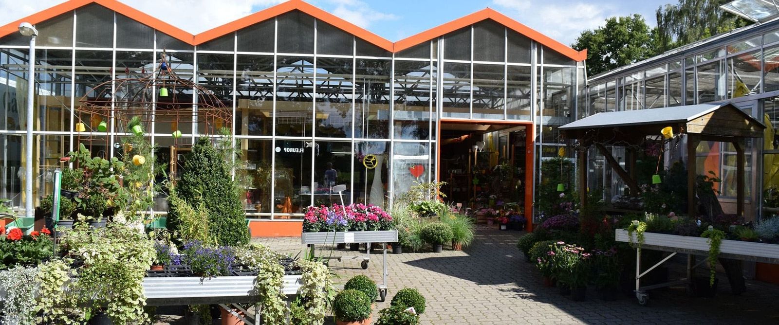 Ein Außenbereich eines Gartencenters.