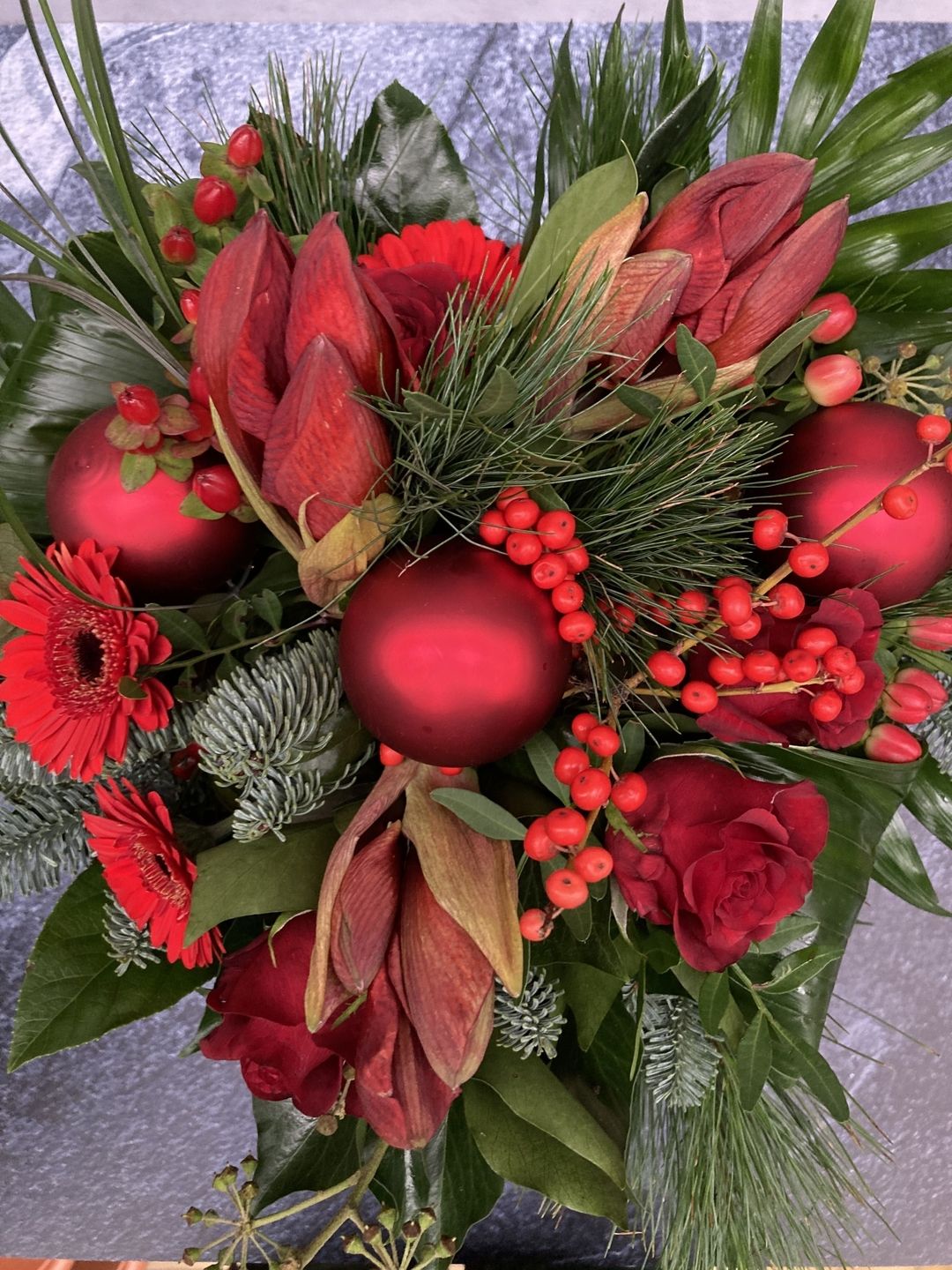 Ein weihnachtlich beschmückter Strauß.