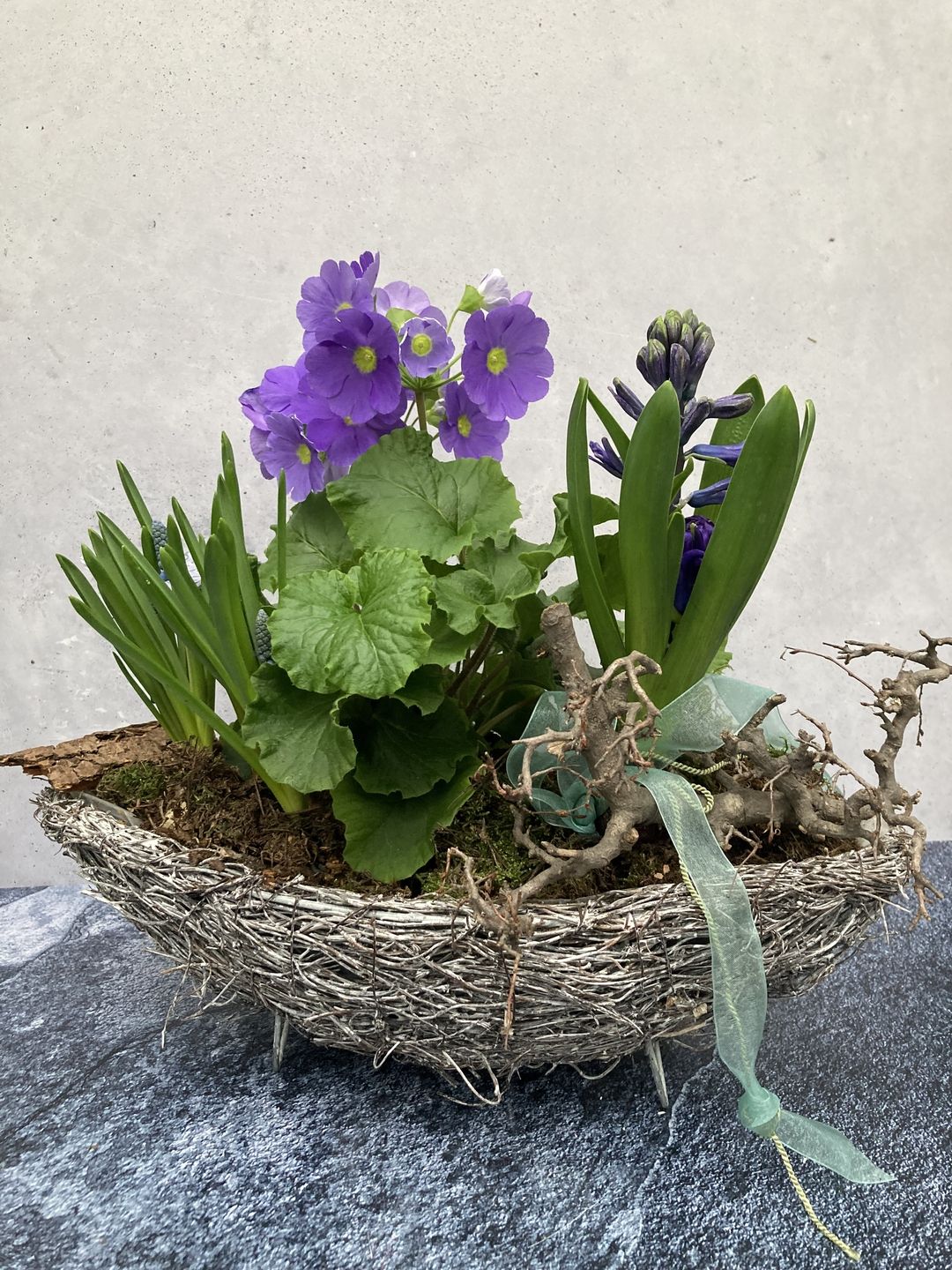 Blumen in einen Strohübertopf.