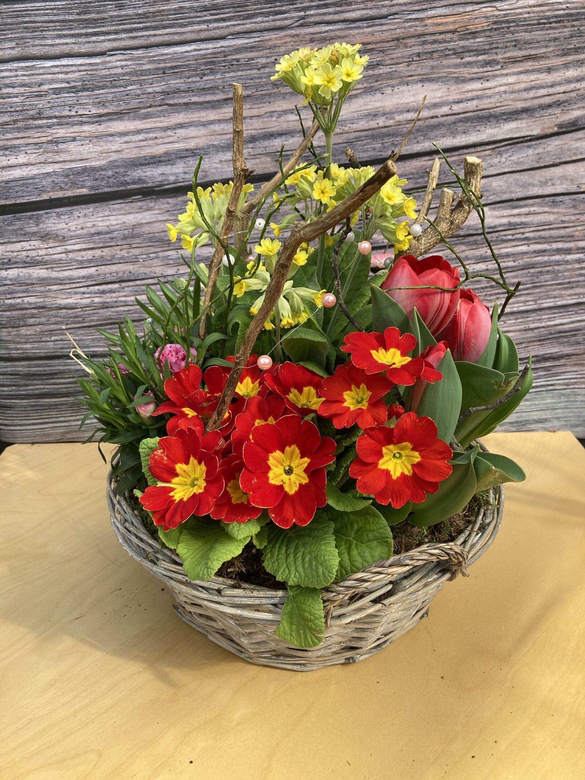 Verschiedene Blumen in einem Korb.
