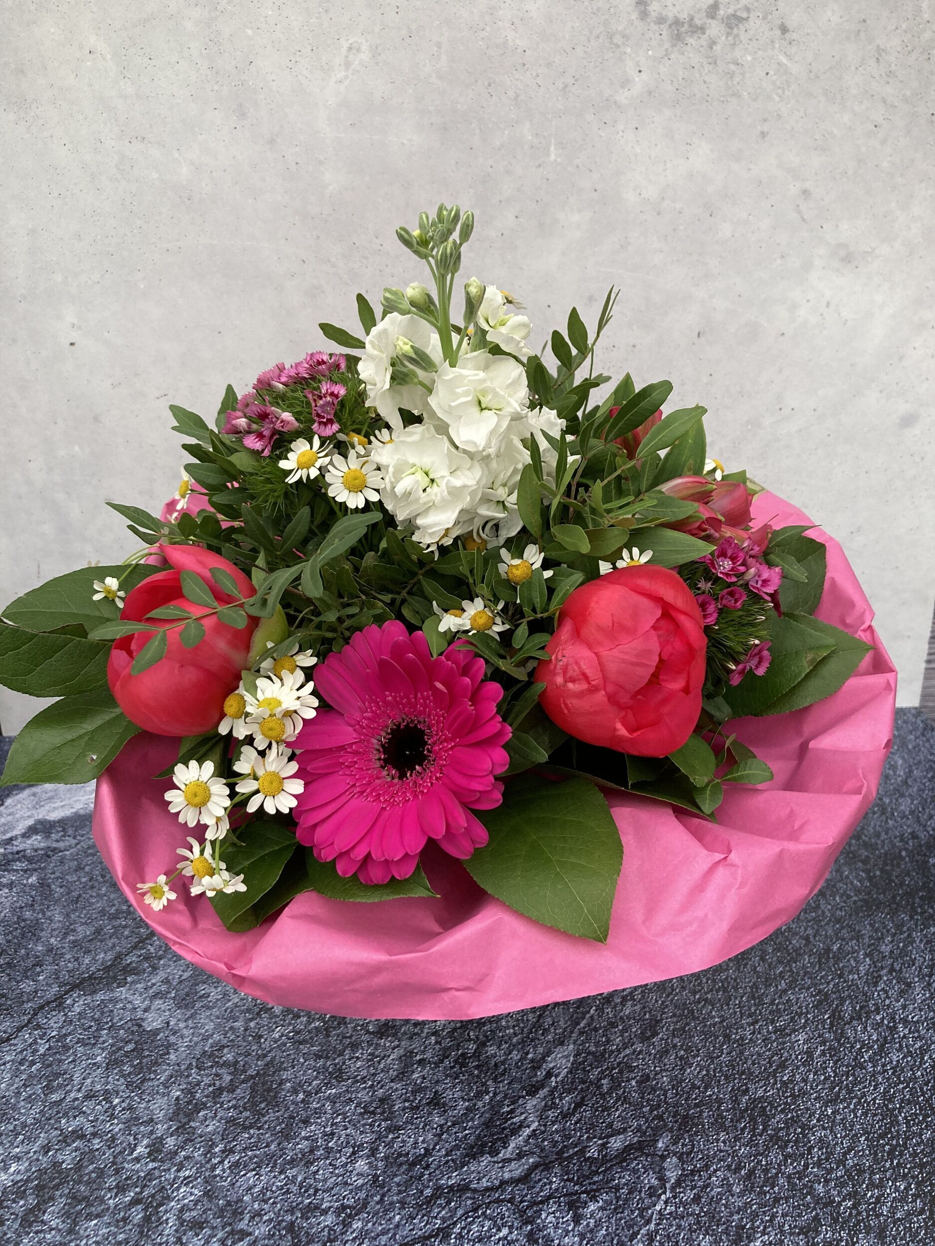 Ein rosa-weiß farbiger Blumenstrauß für den Muttertag.